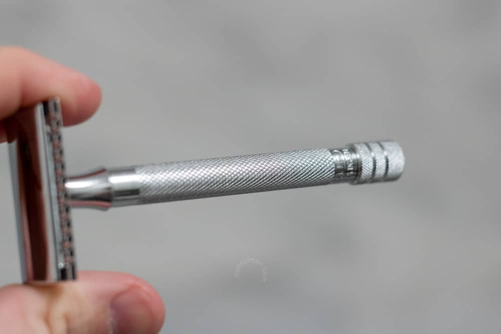 closeup of knurling on handle of merkur 23c