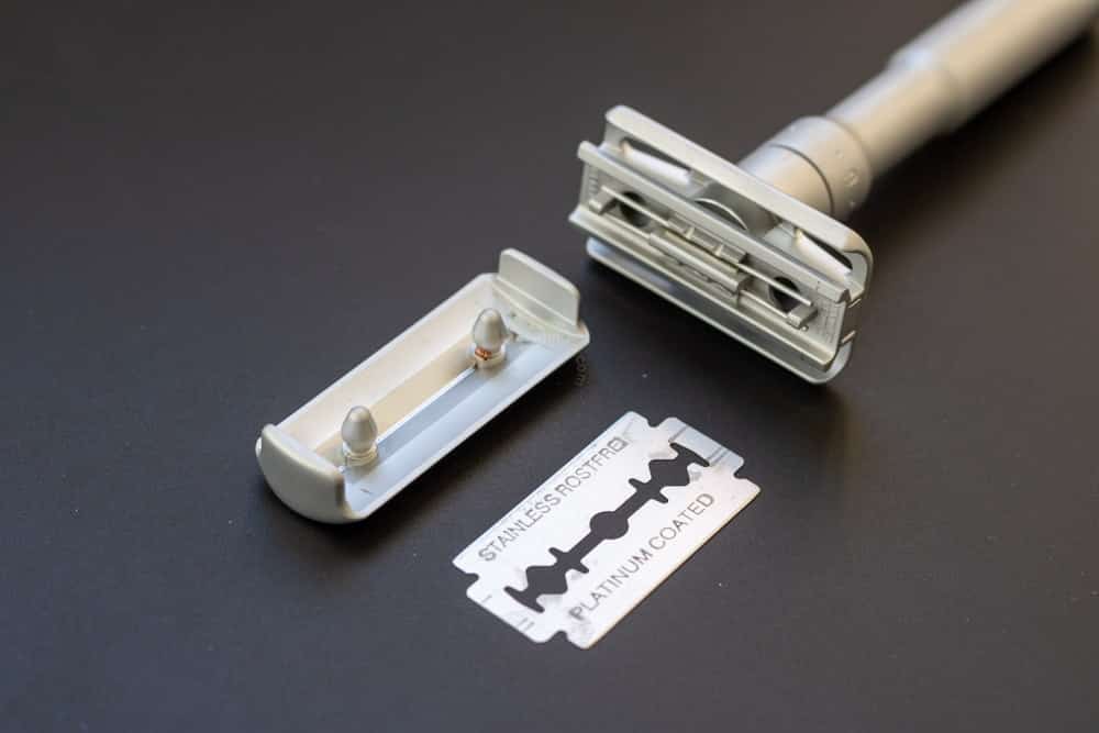 merkur futur disassmebled next to razor blade